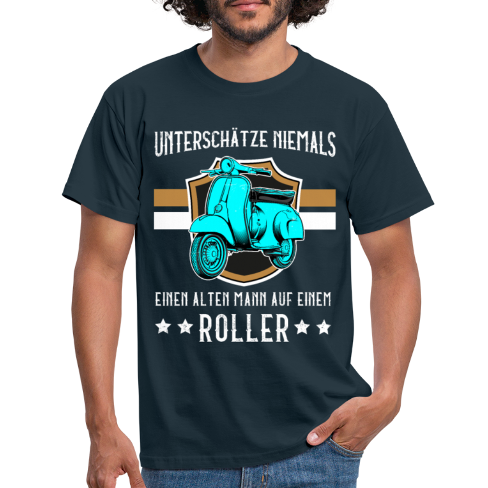 Unterschätze niemals einen alten Mann auf einem Roller T-Shirt - Navy