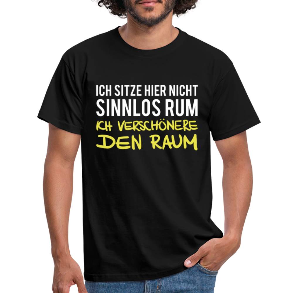 Ich sitze hier nicht sinnlos rum ich verschönere den Raum Witziges T-Shirt - black