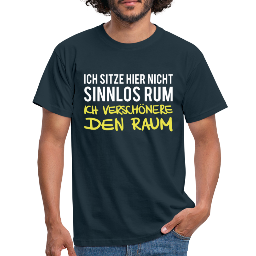 Ich sitze hier nicht sinnlos rum ich verschönere den Raum Witziges T-Shirt - navy