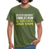 Ich sitze hier nicht sinnlos rum ich verschönere den Raum Witziges T-Shirt - military green