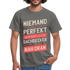 Dachdecker Shirt Niemand ist Perfekt aber als Dachdecker ist man nah dran T-Shirt - Graphit