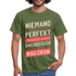 Dachdecker Shirt Niemand ist Perfekt aber als Dachdecker ist man nah dran T-Shirt - Militärgrün